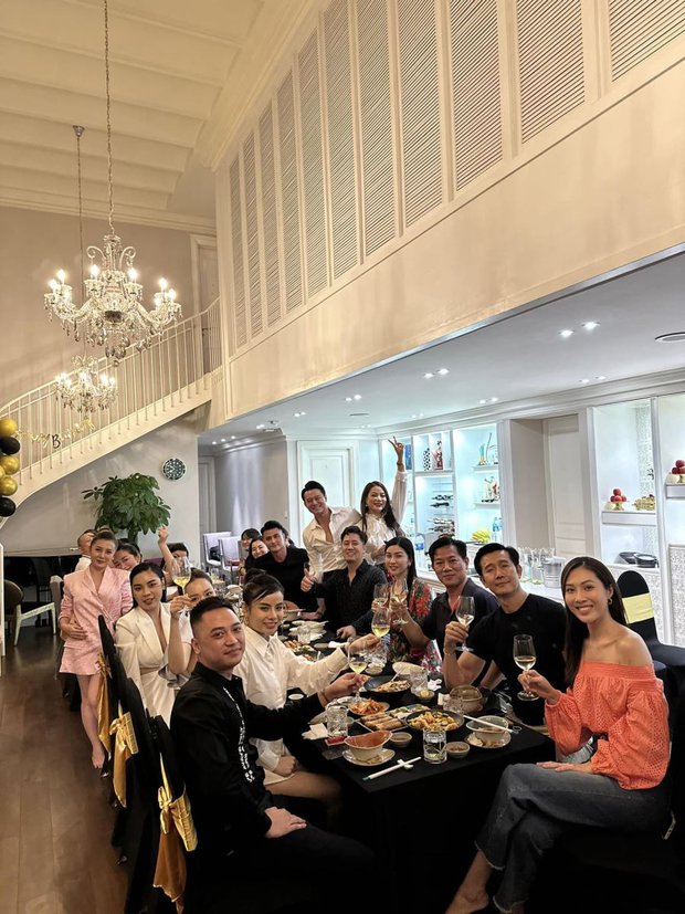 Trương Ngọc Ánh và bạn trai kém 14 tuổi sánh đôi trong tiệc sinh nhật, cử chỉ ngọt ngào gây chú ý-4