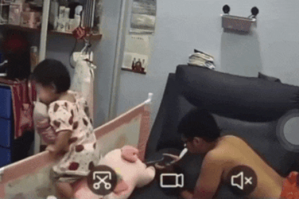Con gái ngã lộn cổ ngay trước mặt, phản ứng của ông bố khiến ai cũng phẫn nộ