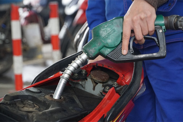 Giá xăng dầu hôm nay 31.10: Tiếp tục tăng, triển vọng tích cực-1