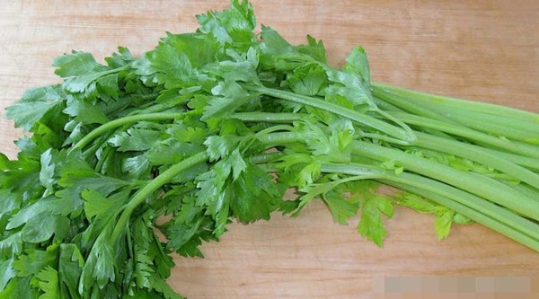 Cần tây không nên xào trực tiếp hay chần qua nước, đầu bếp hướng dẫn cách làm giòn ngon-3