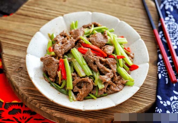 Cần tây không nên xào trực tiếp hay chần qua nước, đầu bếp hướng dẫn cách làm giòn ngon-1