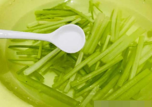 Cần tây không nên xào trực tiếp hay chần qua nước, đầu bếp hướng dẫn cách làm giòn ngon-4