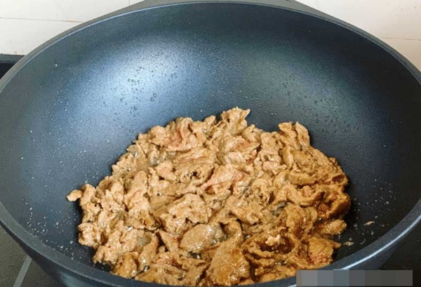 Cần tây không nên xào trực tiếp hay chần qua nước, đầu bếp hướng dẫn cách làm giòn ngon-7