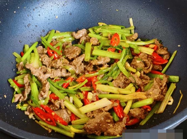 Cần tây không nên xào trực tiếp hay chần qua nước, đầu bếp hướng dẫn cách làm giòn ngon-8