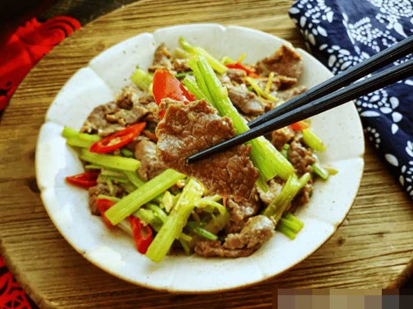 Cần tây không nên xào trực tiếp hay chần qua nước, đầu bếp hướng dẫn cách làm giòn ngon-9