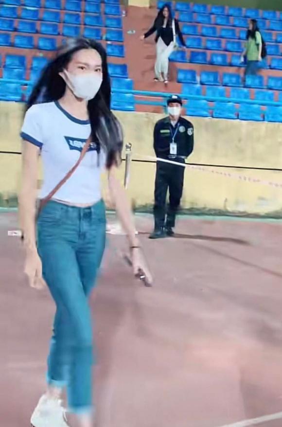 Doãn Hải My ra sân bóng cùng Đoàn Văn Hậu, gây chú ý với cách ứng xử khi gặp phụ huynh của đàn anh-1