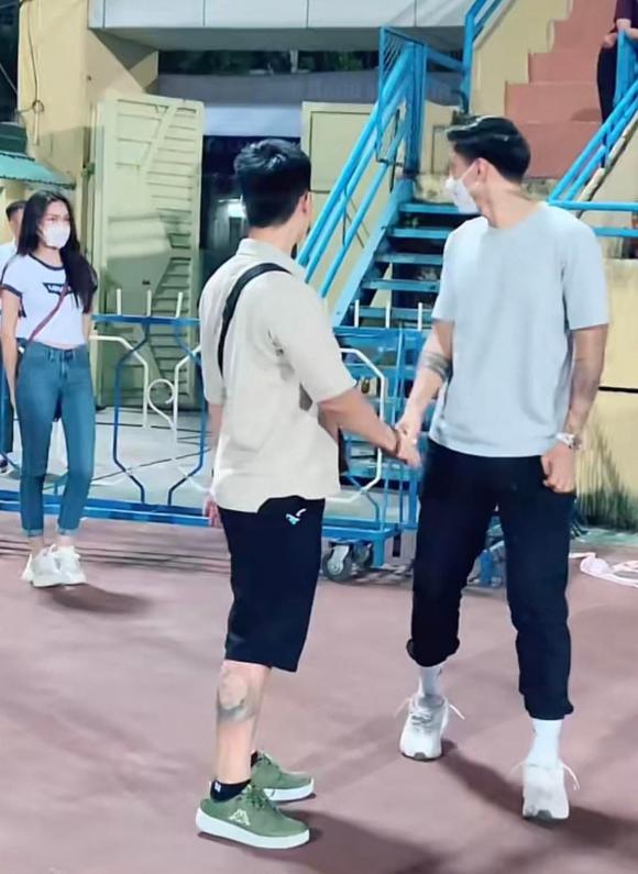 Doãn Hải My ra sân bóng cùng Đoàn Văn Hậu, gây chú ý với cách ứng xử khi gặp phụ huynh của đàn anh-3