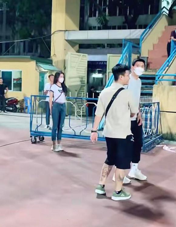 Doãn Hải My ra sân bóng cùng Đoàn Văn Hậu, gây chú ý với cách ứng xử khi gặp phụ huynh của đàn anh-4