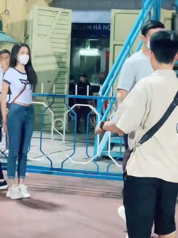Doãn Hải My ra sân bóng cùng Đoàn Văn Hậu, gây chú ý với cách ứng xử khi gặp phụ huynh của đàn anh-5