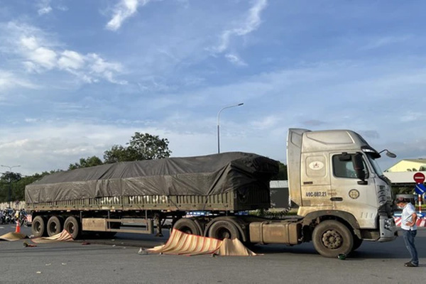 Lấy mẫu vân tay trên vô lăng siêu xe Ferrari 488 để xác định tài xế-2