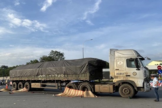 Vụ xe đầu kéo tông 4 người tử vong: Có dấu hiệu của tội phạm hình sự