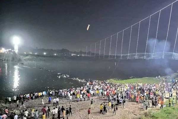 Vụ sập cầu treo 132 người chết ở Ấn Độ: Vì sao cầu vừa trùng tu xong đã sập?-2