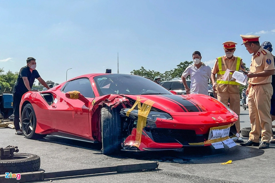 Lấy mẫu vân tay trên vô lăng siêu xe Ferrari 488 để xác định tài xế-1