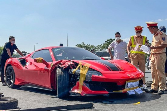Lấy mẫu vân tay trên vô lăng siêu xe Ferrari 488 để xác định tài xế