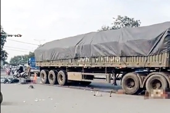 Tài xế tông chết 4 người trong gia đình 'chỉ quan sát một bên gương'