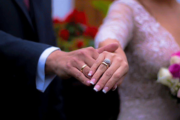 Bóc quà cưới của người yêu cũ, tôi bàng hoàng không dám cho chồng xem-2