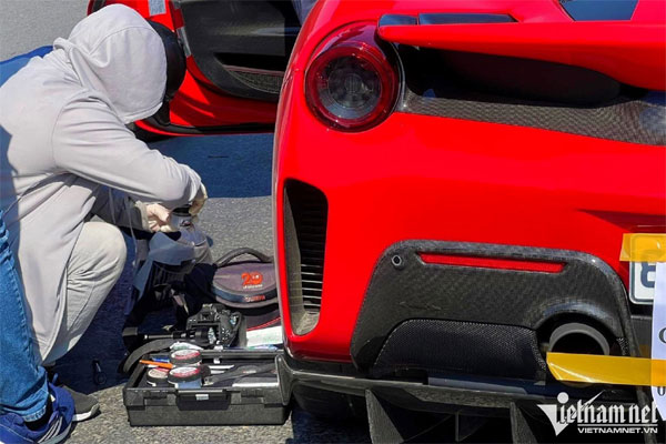 Trích xuất camera thấy người đàn ông bước ra từ ghế lái chiếc Ferrari đâm xe máy-1