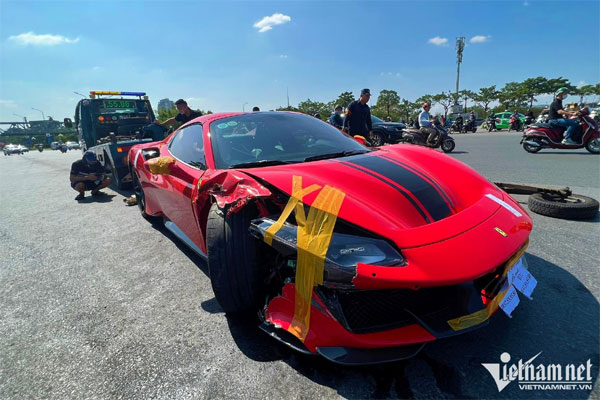 Trích xuất camera thấy người đàn ông bước ra từ ghế lái chiếc Ferrari đâm xe máy-3