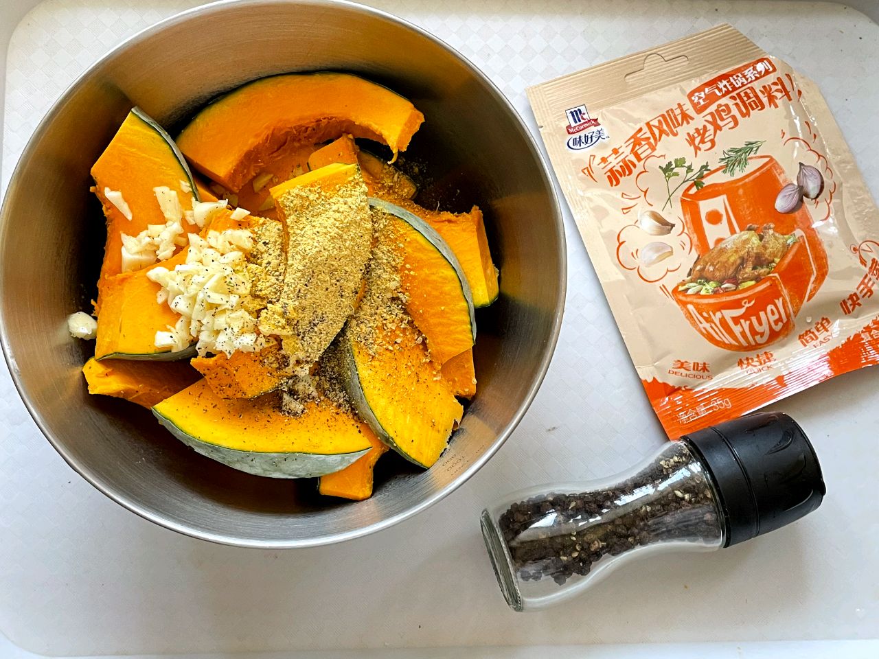 Bí đỏ xào hay nấu canh đã quá quen rồi, làm thế này đảm bảo cả nhà tấm tắc!-1