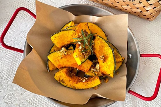 Bí đỏ xào hay nấu canh đã quá quen rồi, làm thế này đảm bảo cả nhà tấm tắc!