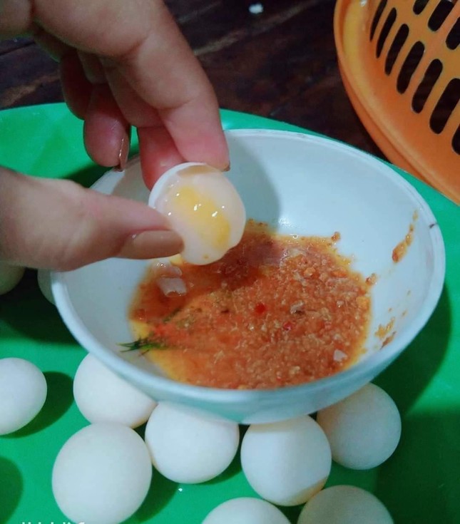 Loại trứng đẹp như ngọc, tưởng không ăn được mà cháy hàng quanh năm-1