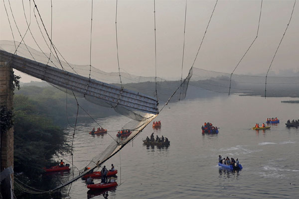 Gia đình 7 người thiệt mạng thương tâm trong vụ sập cầu ở Ấn Độ-4