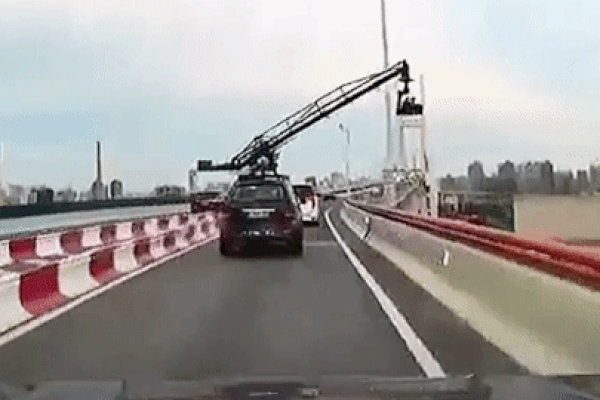 Tài xế bất cẩn, thiết bị giá trị ‘bay’ trong nốt nhạc