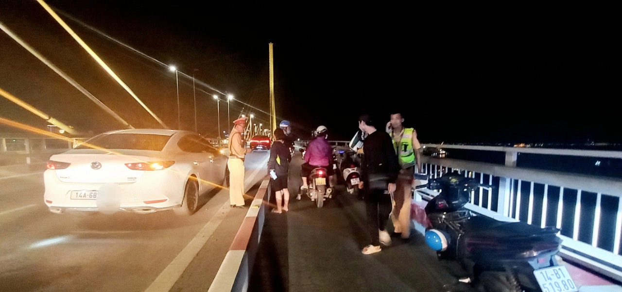 Quảng Ninh: Bỏ lại ô tô trên cầu Bãi Cháy, nam thanh niên nhảy xuống biển tự tử-1