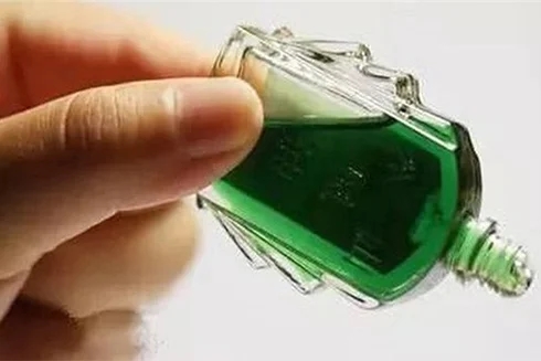 Đặt lọ dầu gió trong phòng tắm: Giải quyết được vấn đề cả nam và nữ đều gặp phải-1