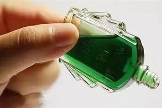 Đặt lọ dầu gió trong phòng tắm: Giải quyết được vấn đề cả nam và nữ đều gặp phải