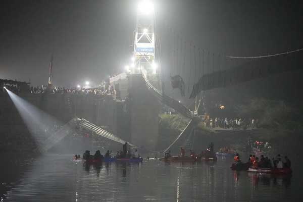 Gia đình 7 người thiệt mạng thương tâm trong vụ sập cầu ở Ấn Độ-1