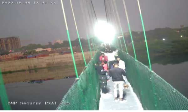 Gia đình 7 người thiệt mạng thương tâm trong vụ sập cầu ở Ấn Độ-2