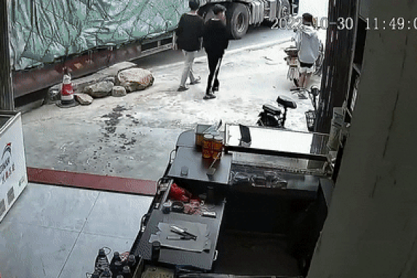 Lốp ô tô bất ngờ phát nổ ngay bên cạnh, ba thanh niên may mắn thoát nạn trong tích tắc