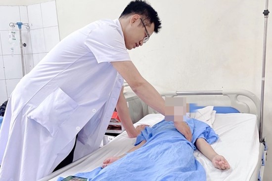 Bé trai 6 tuổi bị sùi mào gà thể nặng