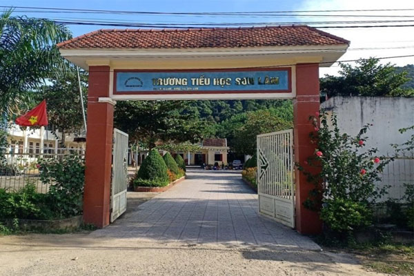 Khởi tố phụ huynh vác dao xông vào trường học, bắt hiệu trưởng quỳ xin lỗi-2