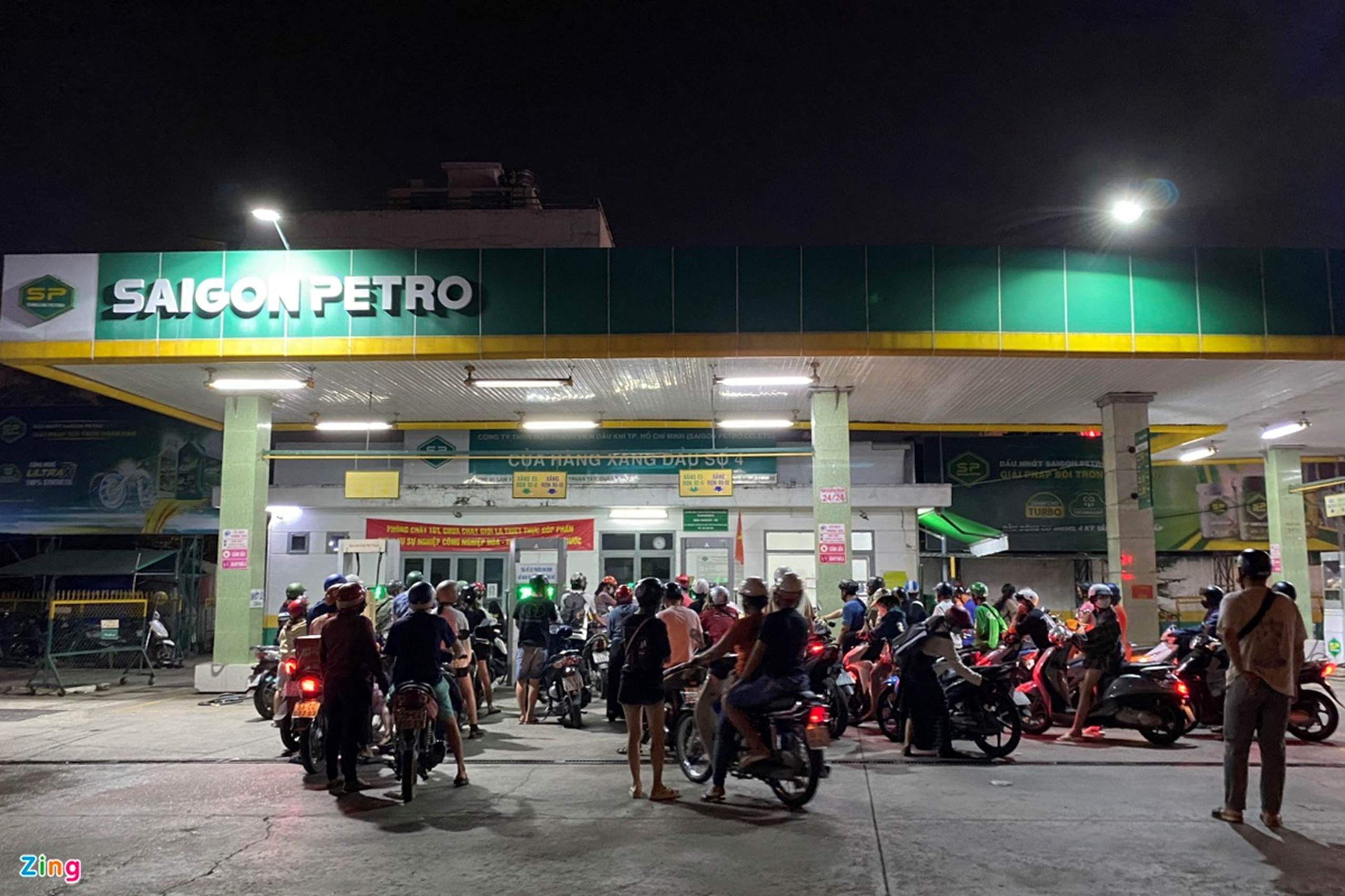 Cây xăng ở TP.HCM lại khan hàng trước giờ điều chỉnh giá-1