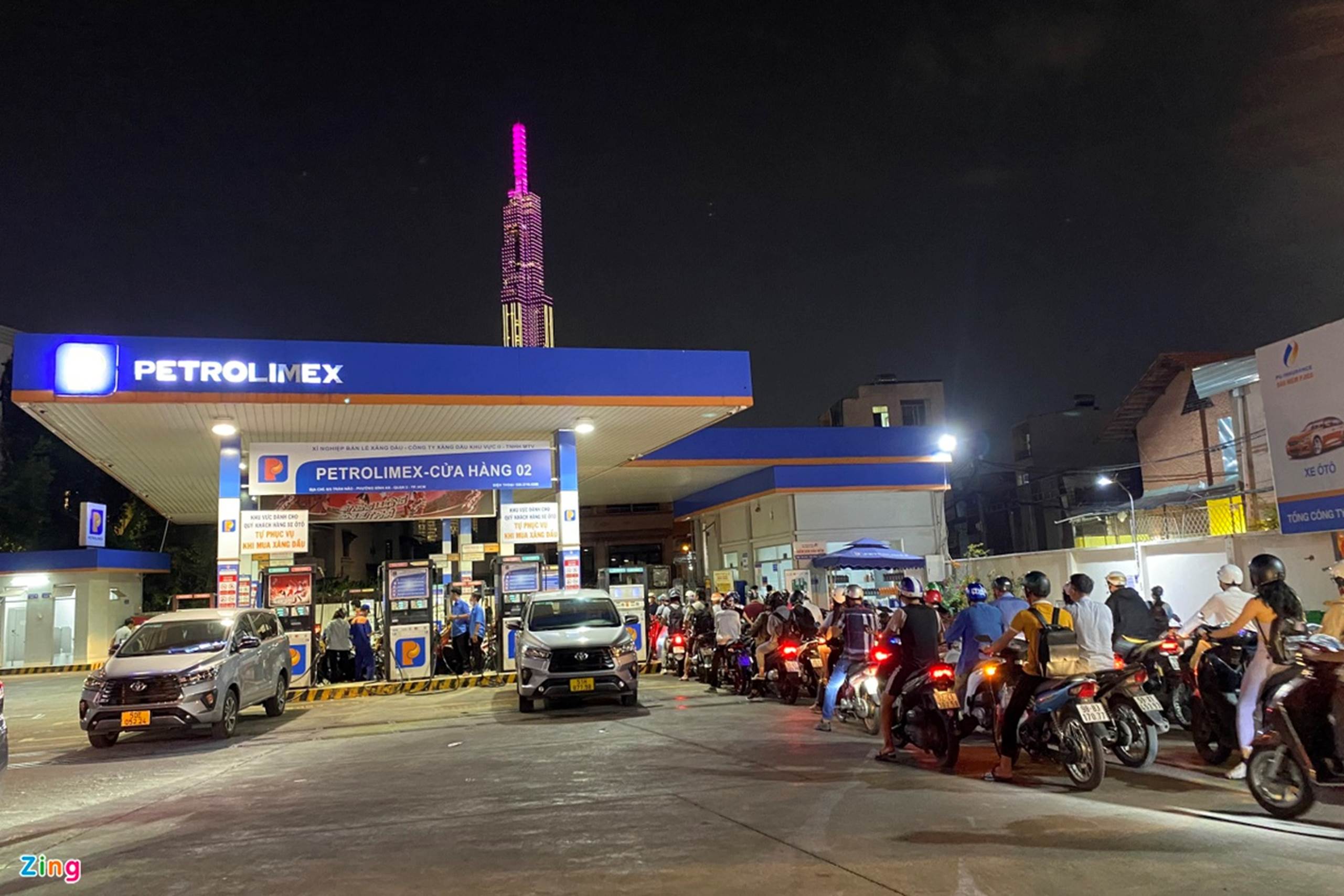 Cây xăng ở TP.HCM lại khan hàng trước giờ điều chỉnh giá-2