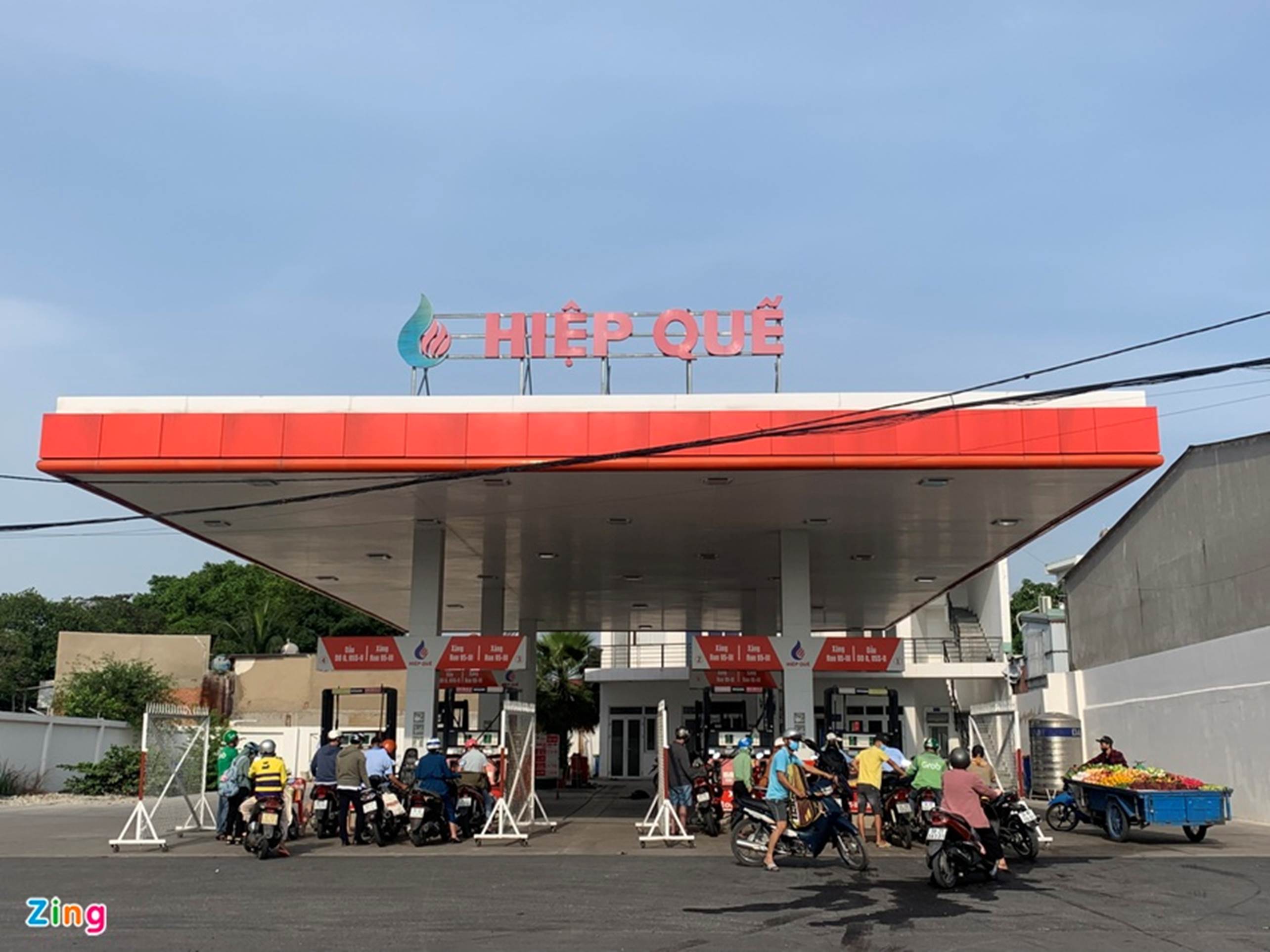 Cây xăng ở TP.HCM lại khan hàng trước giờ điều chỉnh giá-3