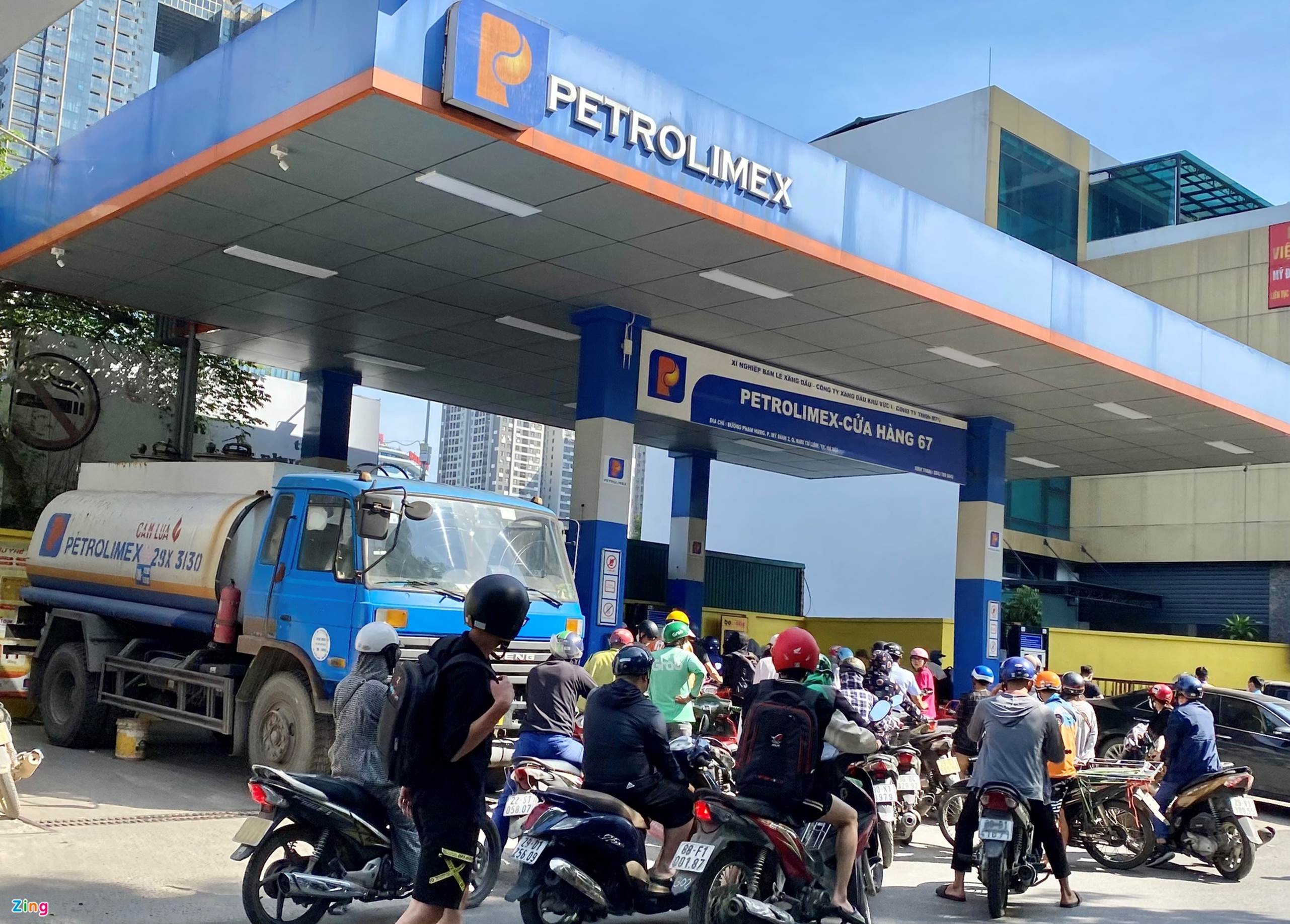 Cây xăng ở TP.HCM lại khan hàng trước giờ điều chỉnh giá-8