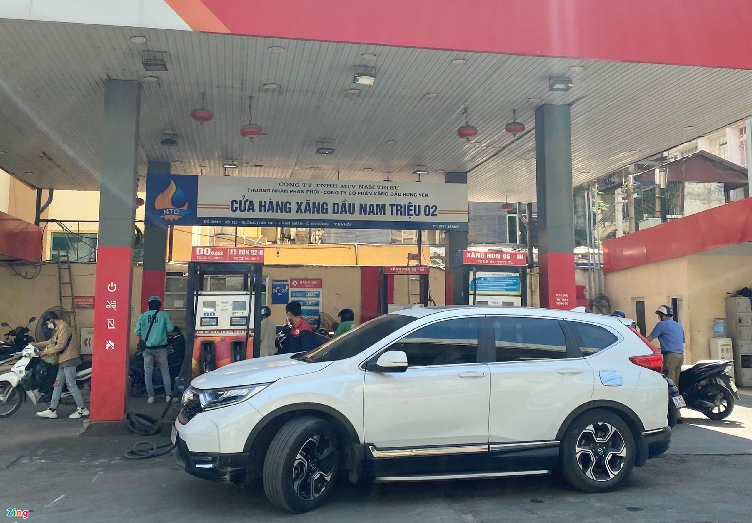 Cây xăng ở TP.HCM lại khan hàng trước giờ điều chỉnh giá-6