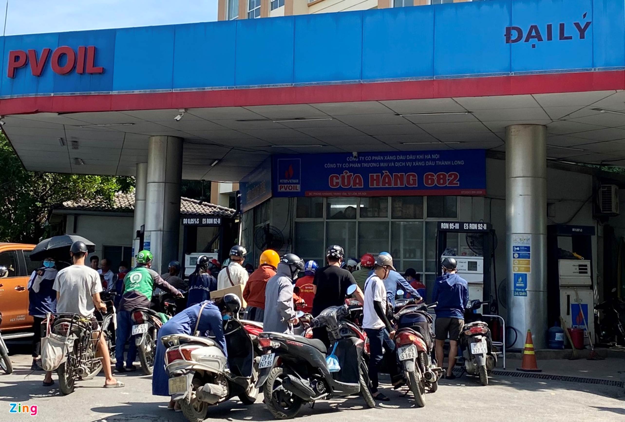 Cây xăng ở TP.HCM lại khan hàng trước giờ điều chỉnh giá-5