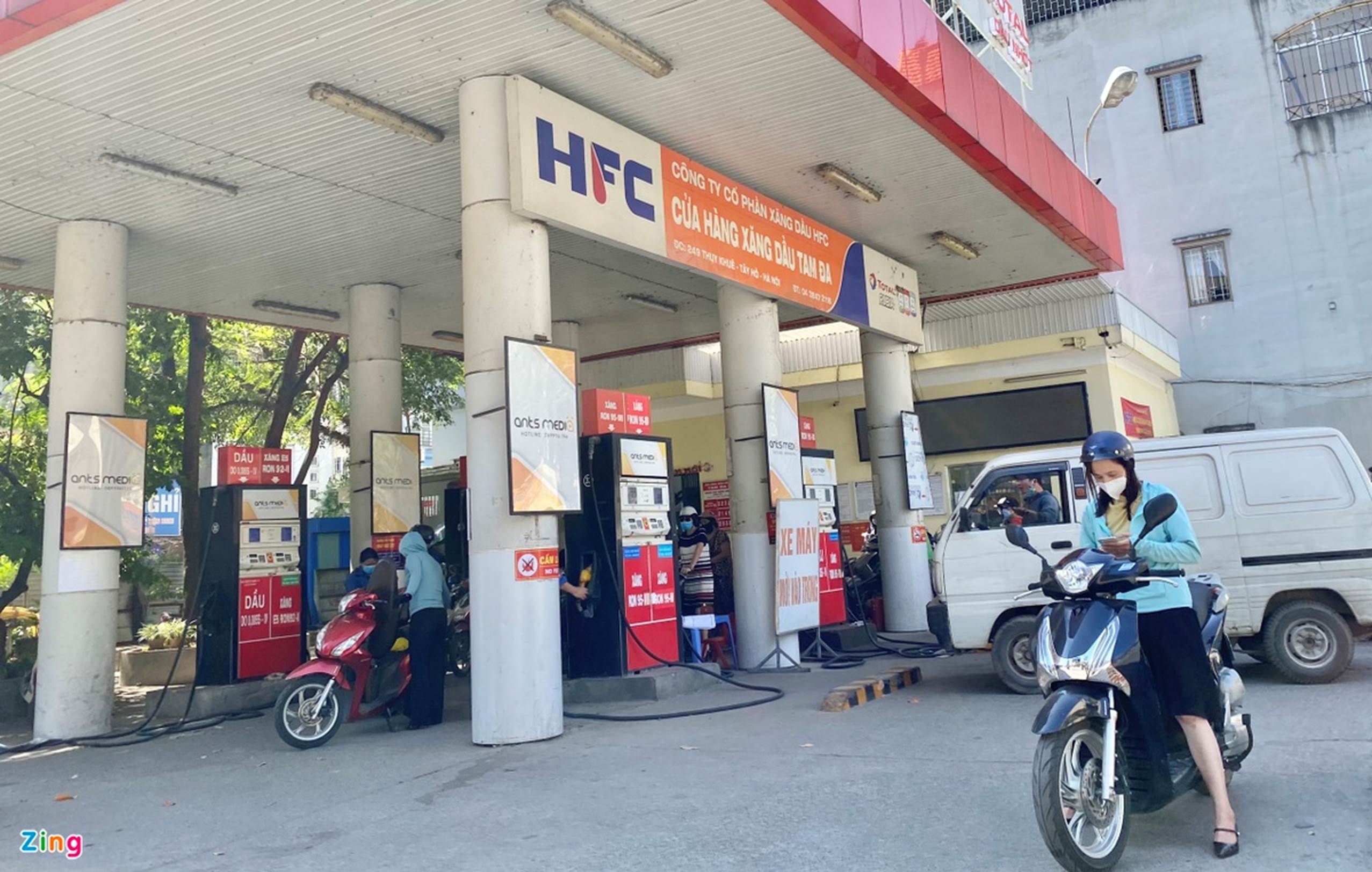 Cây xăng ở TP.HCM lại khan hàng trước giờ điều chỉnh giá-7