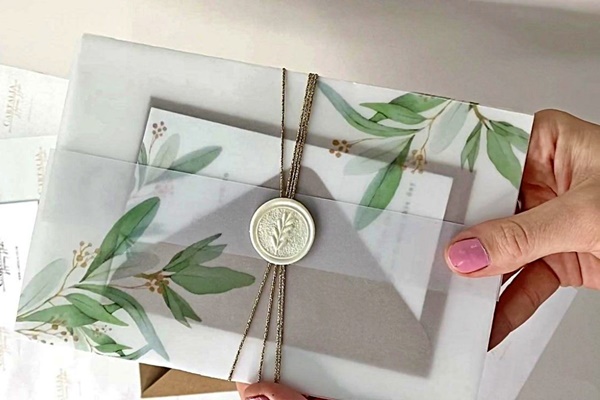 Bóc quà cưới của người yêu cũ, tôi bàng hoàng không dám cho chồng xem-1