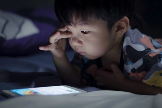Bé 3 tuổi phải cắt bỏ một bên nhãn cầu vì cha mẹ chủ quan