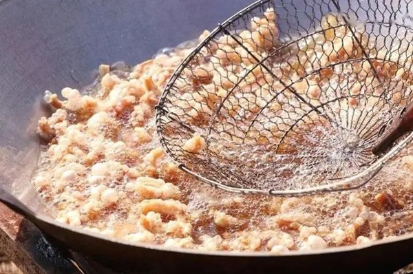 Rán mỡ lợn đừng chỉ cho muối, thêm 2 thứ và lưu ý 3 điểm, mỡ sẽ trắng thơm, để lâu cũng không bị hôi-4