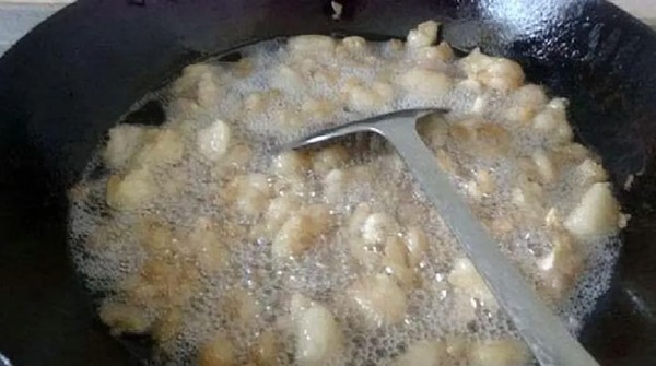 Rán mỡ lợn đừng chỉ cho muối, thêm 2 thứ và lưu ý 3 điểm, mỡ sẽ trắng thơm, để lâu cũng không bị hôi-6