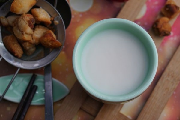 Rán mỡ lợn đừng chỉ cho muối, thêm 2 thứ và lưu ý 3 điểm, mỡ sẽ trắng thơm, để lâu cũng không bị hôi-5