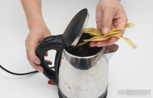 Gọt khoai tây xong đừng đổ vỏ đi, dùng theo cách này mang lại lợi ích lớn, ai không biết chính là đang vứt bỏ báu vật-2