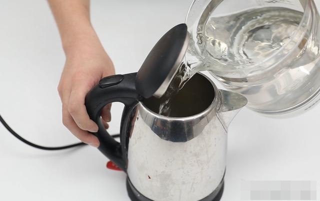 Gọt khoai tây xong đừng đổ vỏ đi, dùng theo cách này mang lại lợi ích lớn, ai không biết chính là đang vứt bỏ báu vật-3