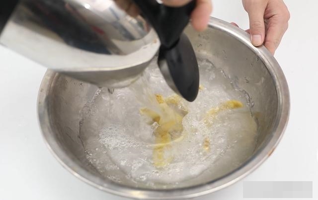 Gọt khoai tây xong đừng đổ vỏ đi, dùng theo cách này mang lại lợi ích lớn, ai không biết chính là đang vứt bỏ báu vật-4